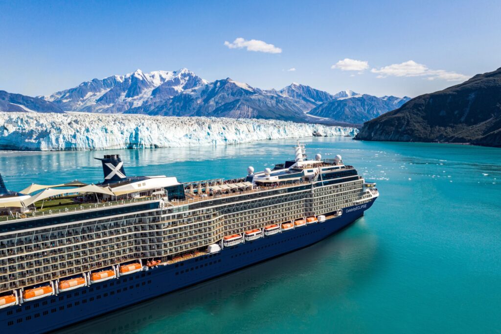 CEL EC Blue Hull Aerial Hubbard Glacier Celebrity Cruises terá quase 500 embarques em todo o mundo na temporada 2024/2025