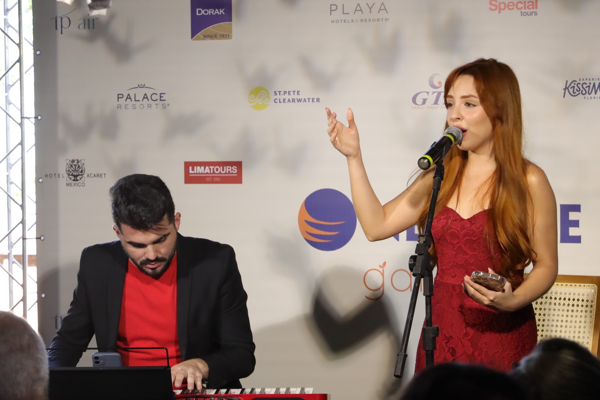 Cantora e pianista marcam presença no evento Cantora e pianista marcam presença no evento