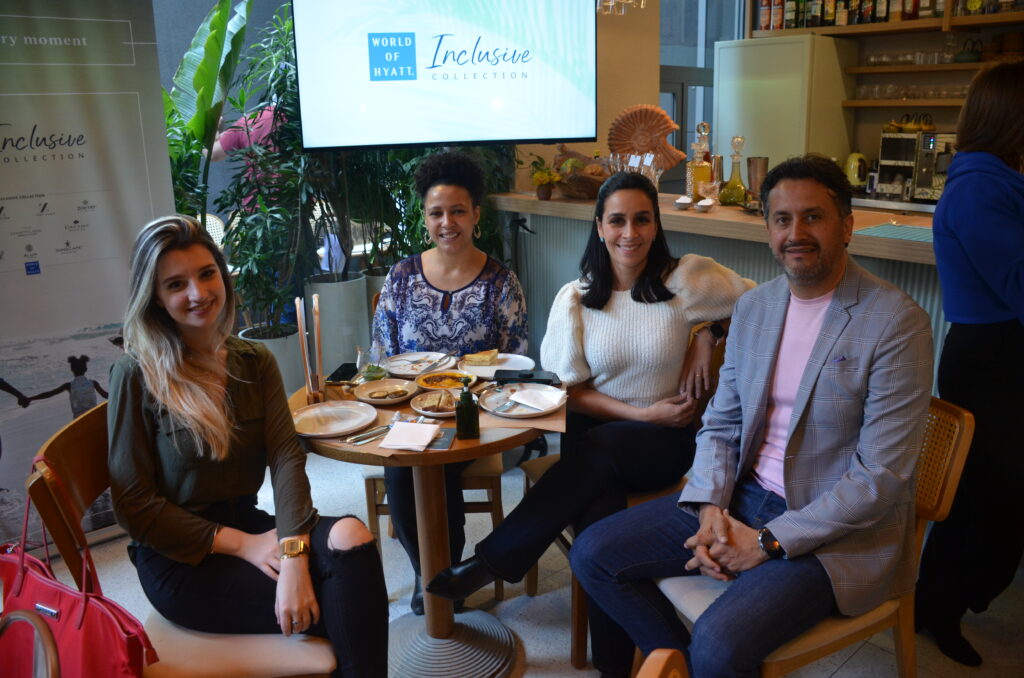 Bianca Falcão, Michelle Barbosa e Vivian do Amaral, da CVC Corp junto com Alexandre Ruiz, da Hyatt Inclusive Collection