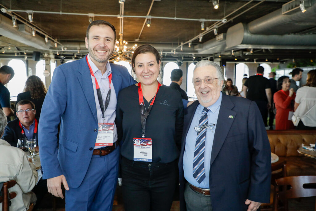 Denis Ribeiro e Joyce Cordeiro, da Aviareps, com Leslie Benveniste, do Visit Tampa Bay