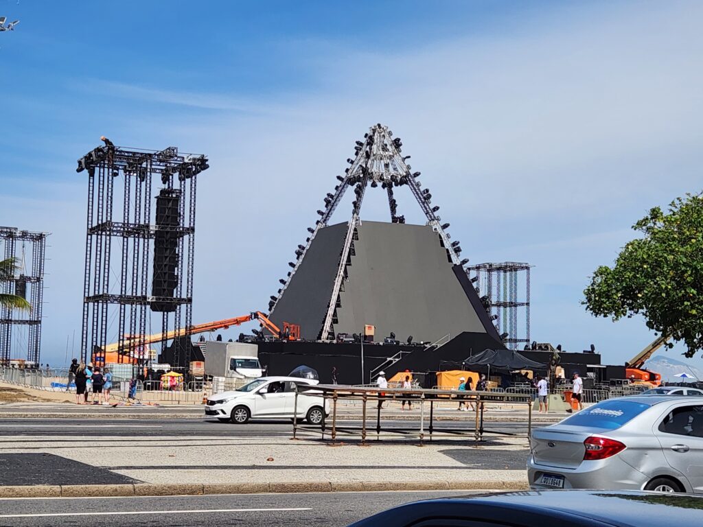 Estrutura está sendo montada nas areias da p´praia de Copacabana, em frente ao Cpacabana Palace Estrutura está sendo montada nas areias da p´praia de Copacabana, em frente ao Cpacabana Palace