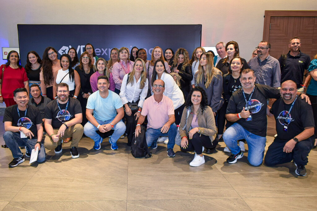 Executiva da ViagensPromo com agentes de viagens no evento VP Experience