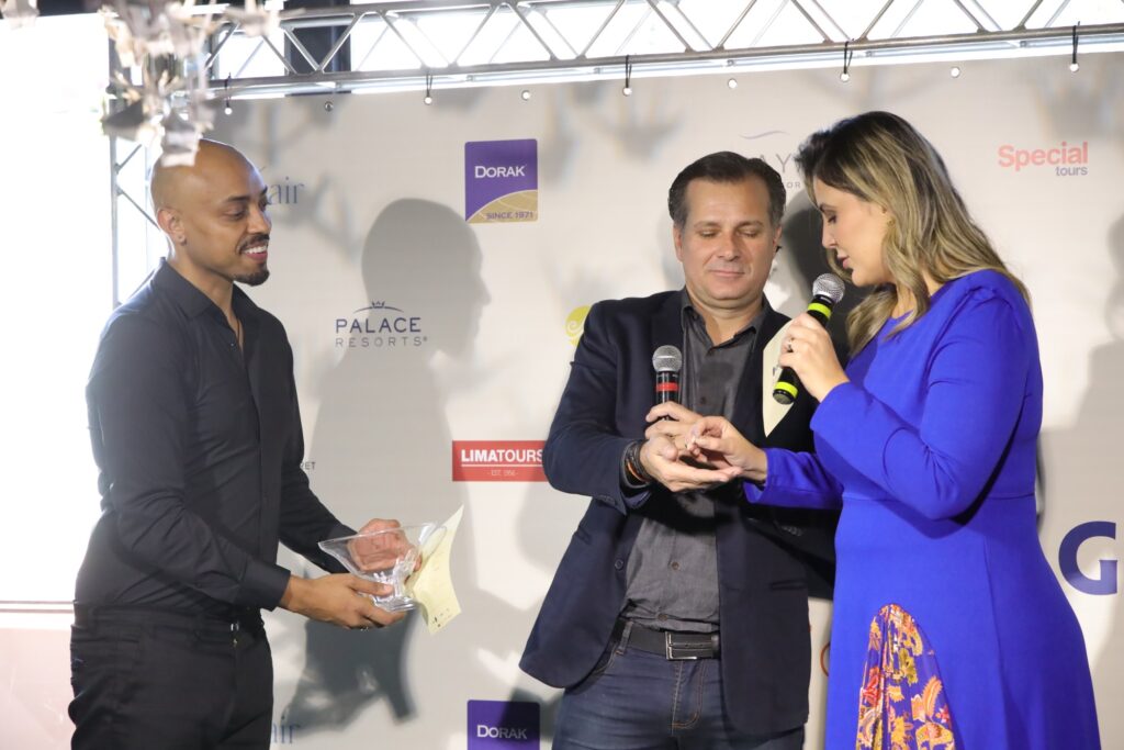 Fernando Gaona, da Dorak, com Alex Darc e Jéssica Leão