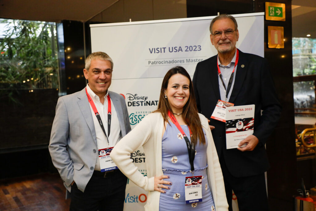 Fernando Santos, presidente da Abav-SP Aviesp, e Juliana Assumpção, diretora da Abav-SP Aviesp, e Ibrahim Georges Tahtouh, da IT Mice