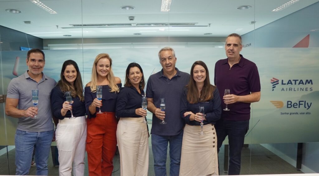 Flavio Marques Camila Belinelli Flavia Possani Bianca Schimpl Silvio Ferraz Aline Mafra e Marcelo Cohen Flytour realiza Latam Day com direito a inauguração de sala na sede da BeFly