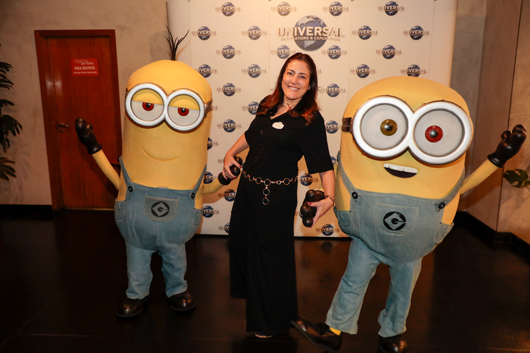 Gabriella Cavalheiro, diretora de desenvolvimento de negócios na América Latina na Universal com os Minions Gabriella Cavalheiro, diretora de desenvolvimento de negócios na América Latina na Universal com os Minions