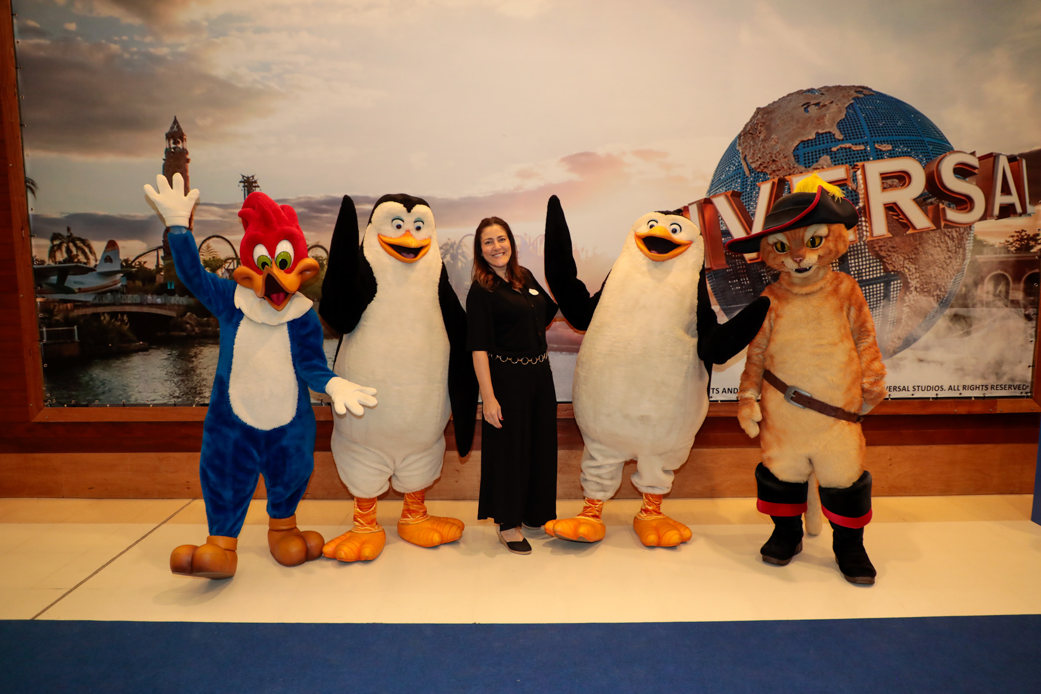 Gabriella Cavalheiro, diretora de desenvolvimento de negócios na América Latina na Universal com os personagens Gabriella Cavalheiro, diretora de desenvolvimento de negócios na América Latina na Universal com os personagens