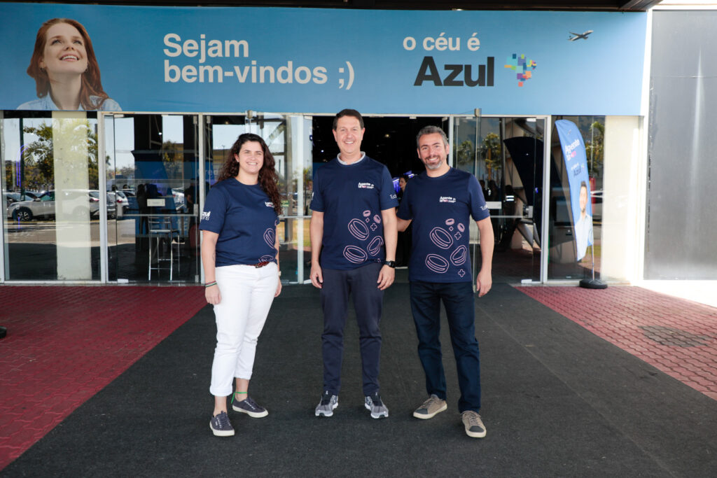 Giuliana Mesquita, Daniel Bicudo, e Ricardo Bezerra, da Azul Viagens durante o evento Agente Tá ON