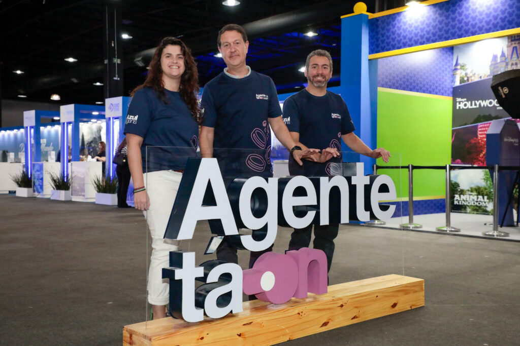Giuliana Mesquita, Daniel Bicudo, e Ricardo Bezerra, da Azul Viagens durante o evento Agente Tá ON em Campinas
