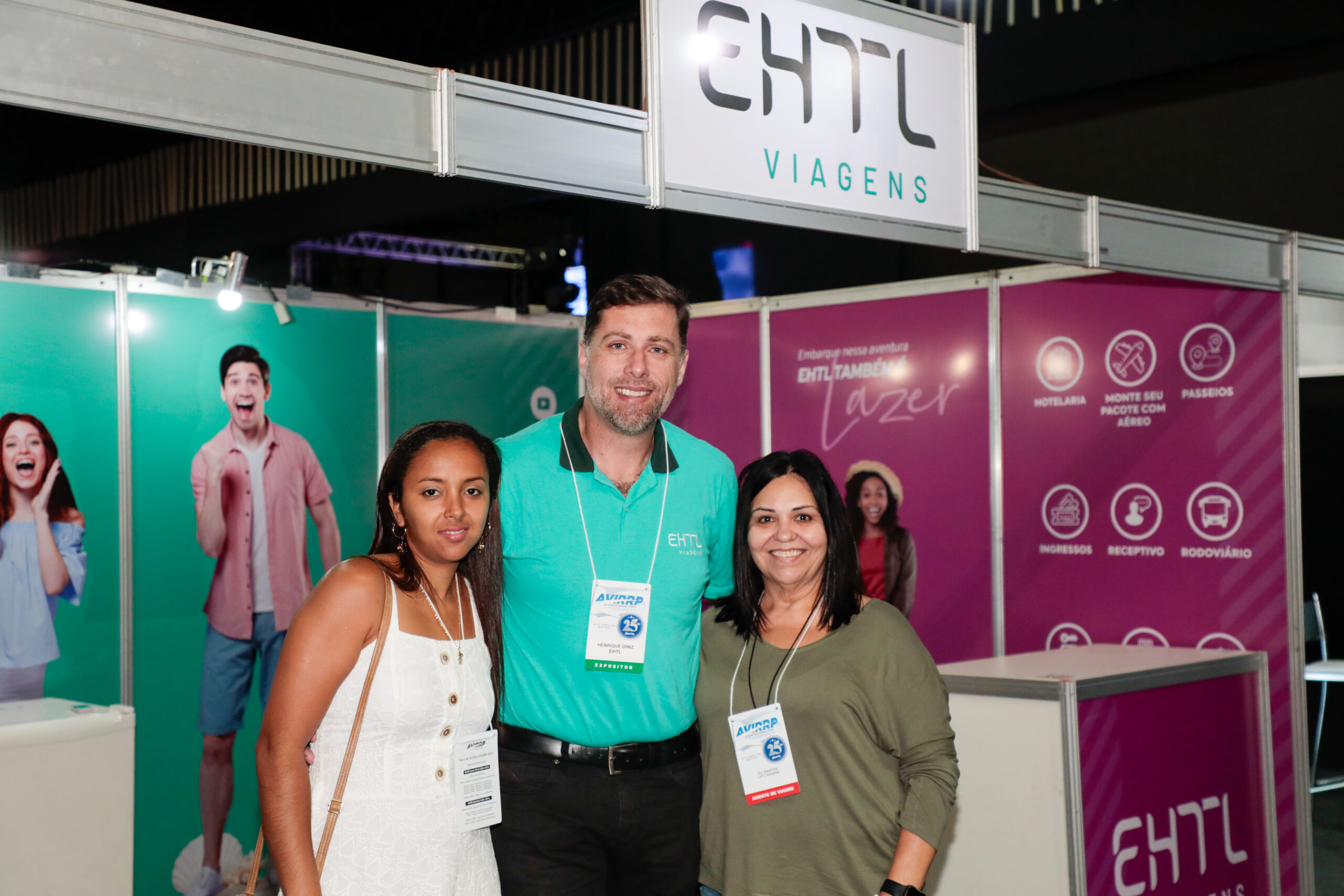 Henrique Diniz, da EHTL, entre Bruna e Eli Santos, da Latz Viagens Henrique Diniz, da EHTL, entre Bruna e Eli Santos, da Latz Viagens