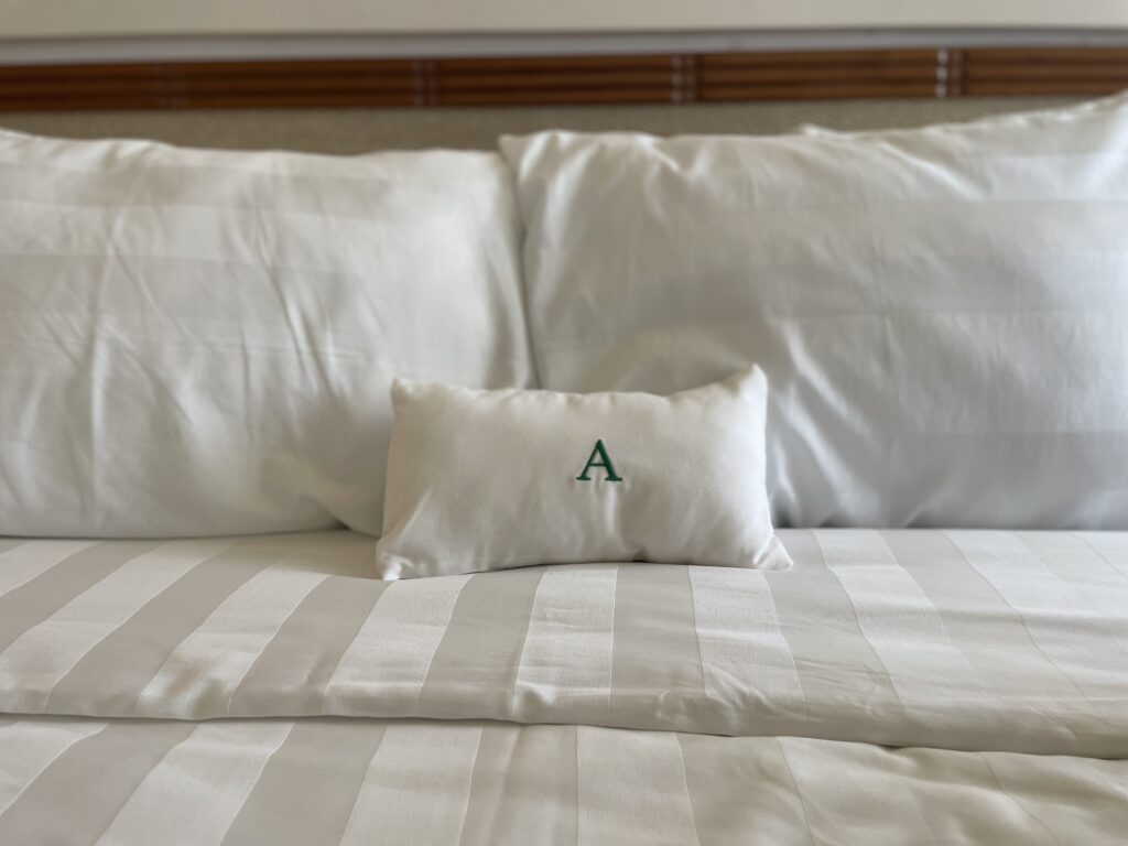 Almofada personalizada com a inicial do nome do hóspede no Transamerica Resort Comandatuba