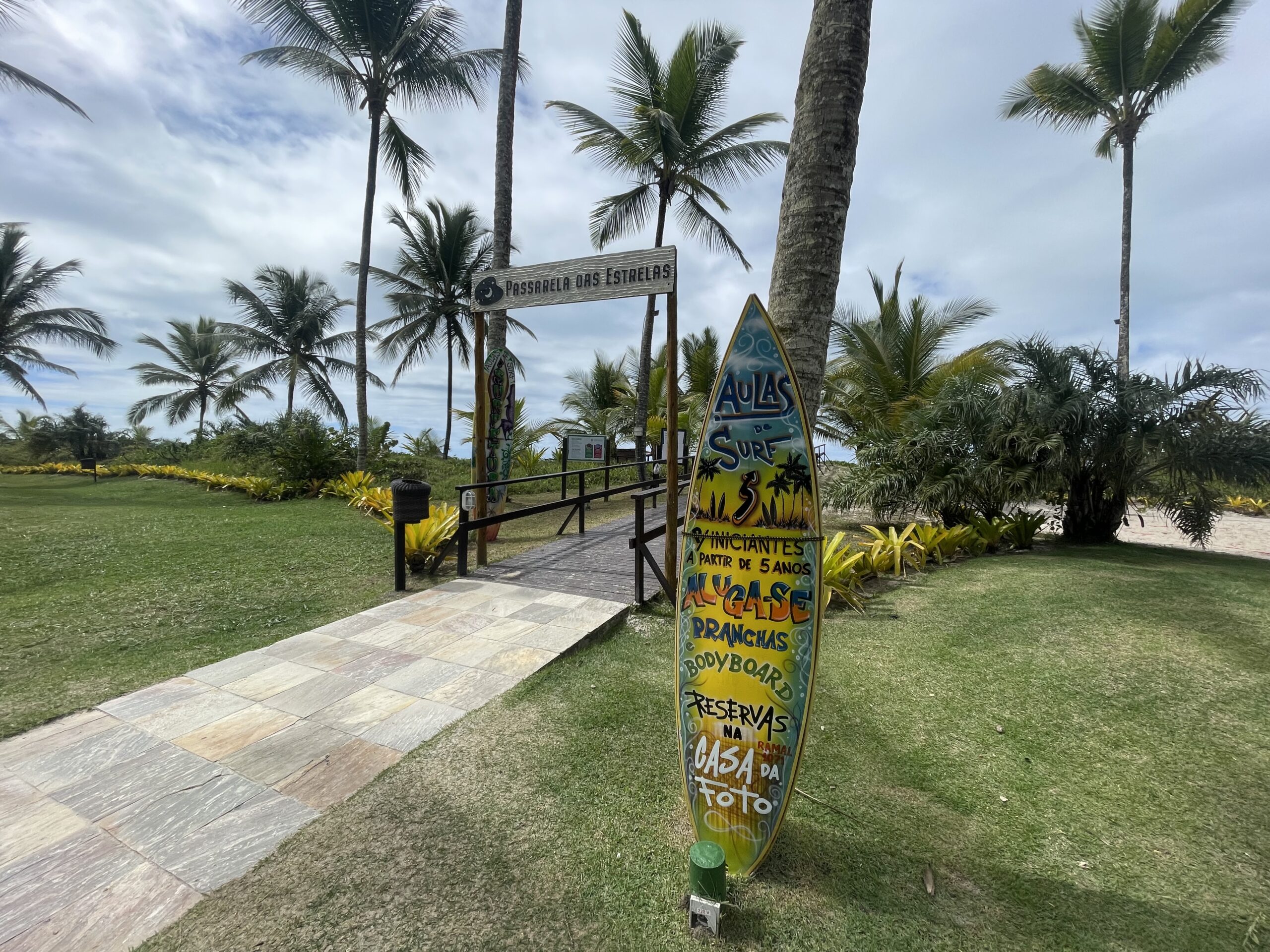Entrada para a praia e informativo de atividades Entrada para a praia e informativo de atividades