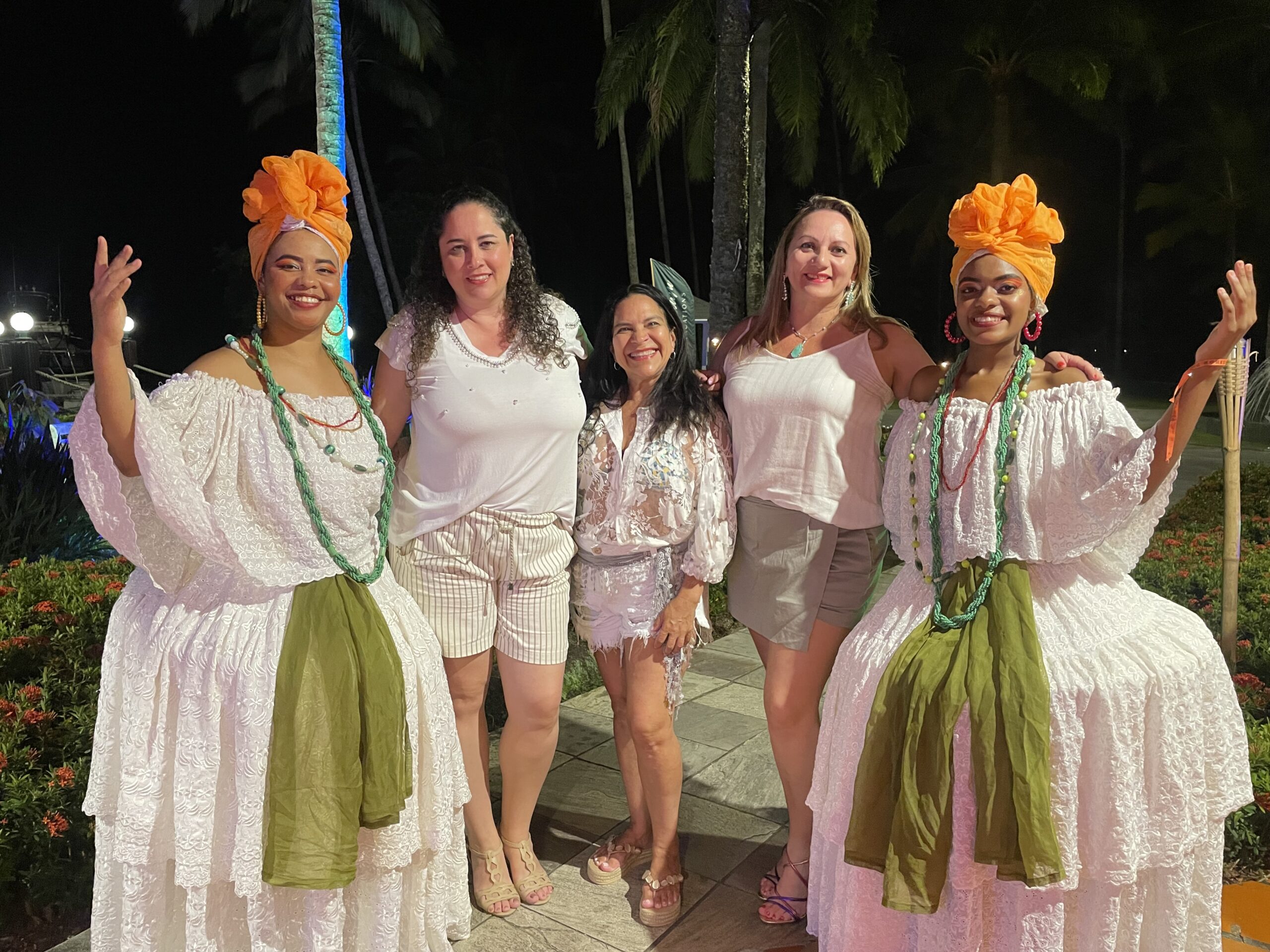 As agentes Manuela Solto, da Manu Solto Viagens, Suzana Bogarim, da Adriana Turismo e Sueli Neves, da MSTur Viagens com as baianas do Transamérica Comandatuba As agentes Manuela Solto, da Manu Solto Viagens, Suzana Bogarim, da Adriana Turismo e Sueli Neves, da MSTur Viagens com as baianas do Transamérica Comandatuba