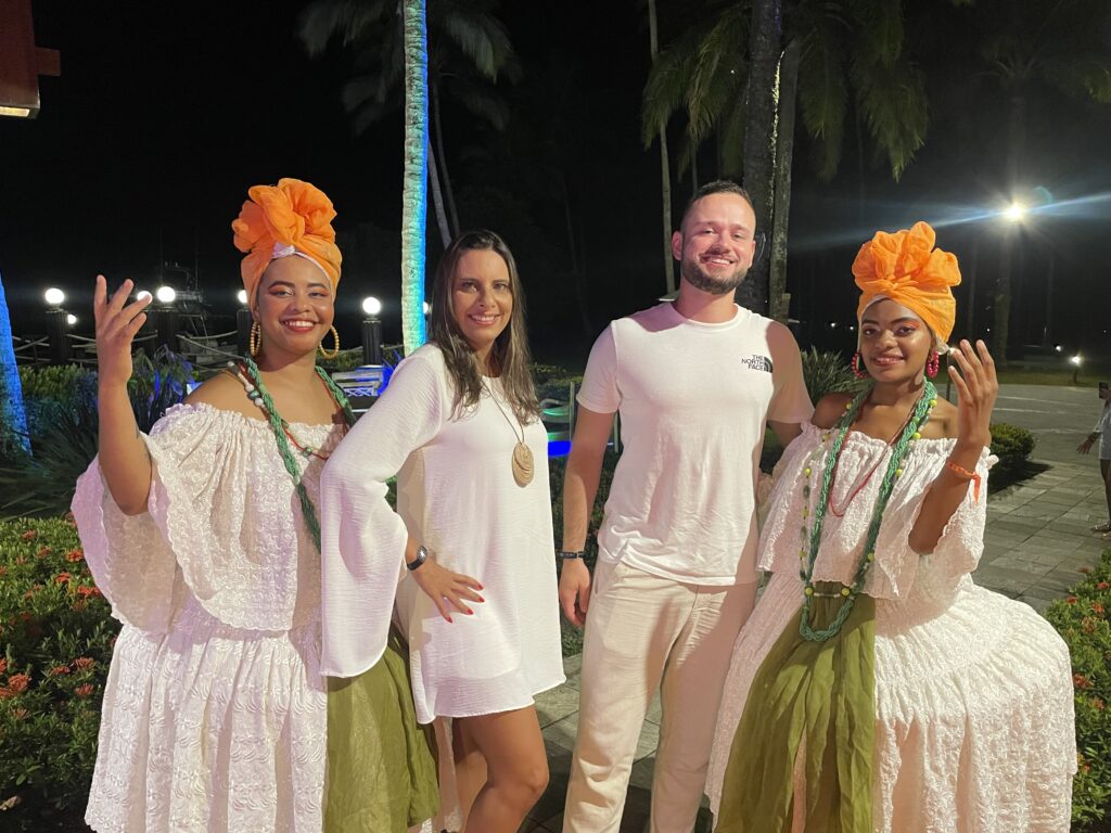 Os agentes Erika Silva, da Reale e Fabrizio Miranda, da Missiva, com as baianas do Transamérica Comandatuba