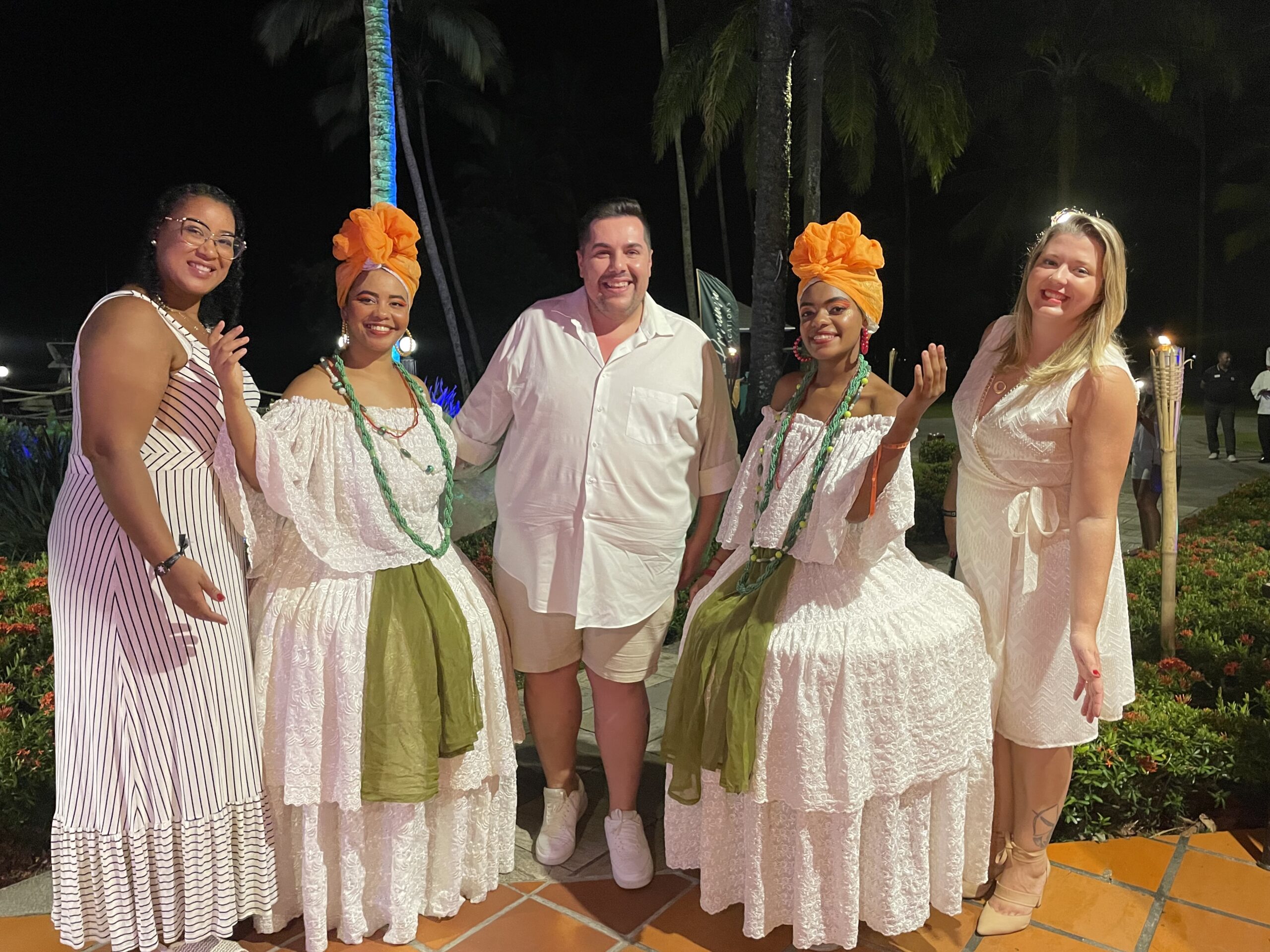 Os agentes Tatiane Anjos,da Apamagis; Éder Masini, da Befly e Aline Carvalho, da Alismundi Viagens com as baianas do Transamérica Comandatuba Os agentes Tatiane Anjos,da Apamagis; Éder Masini, da Befly e Aline Carvalho, da Alismundi Viagens com as baianas do Transamérica Comandatuba
