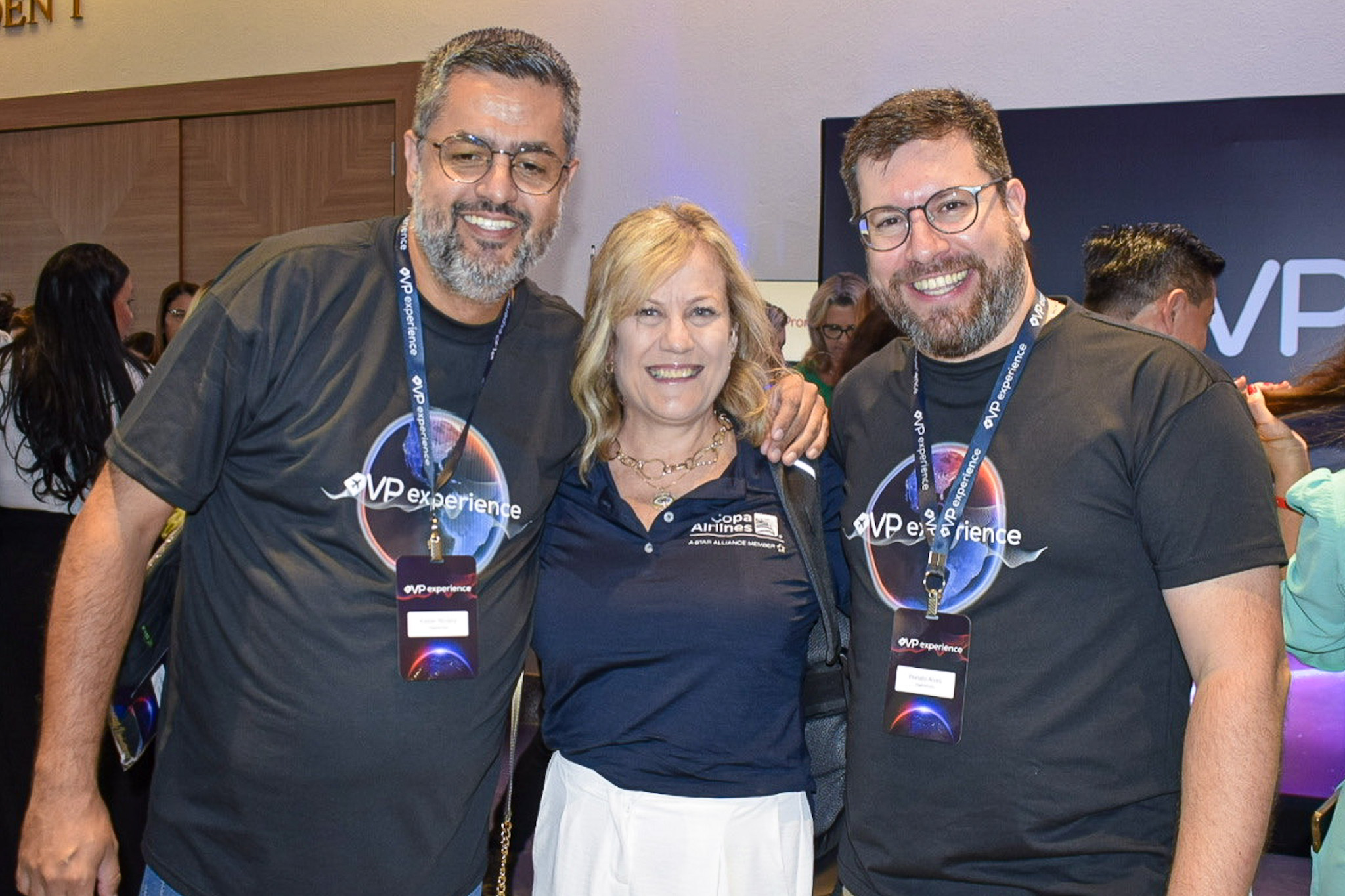 Kleber Moreira e Renato Alves, da ViagensPromo, com Cristiane Cortizo, da Copa Airlines Kleber Moreira e Renato Alves, da ViagensPromo, com Cristiane Cortizo, da Copa Airlines