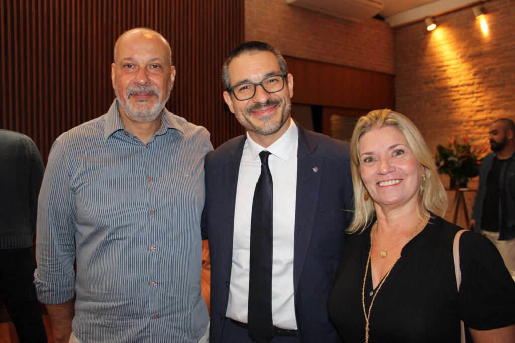 Alexandre Fernandes e Claudia Fernandes, da Tilli Viagens, com Ignacio Palácios, da MSC