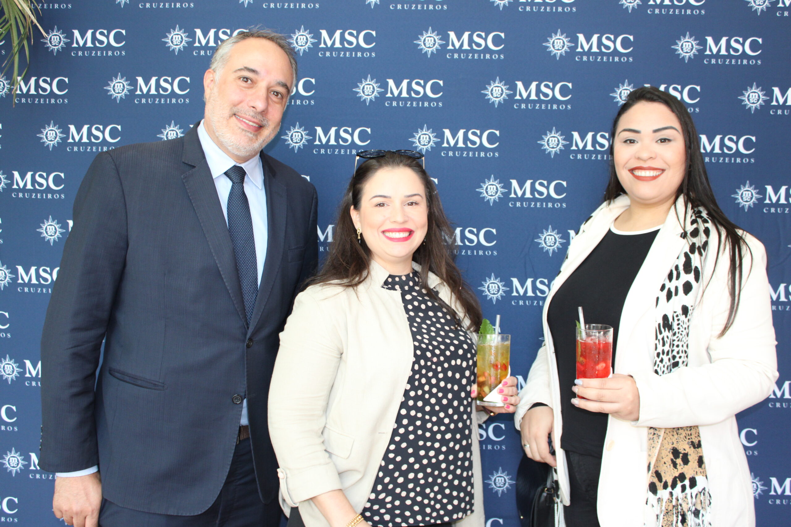 Roberto Affonseca, da MSC, com Tânia Costa e Monique Epifanio, da Yuppie Viagens Roberto Affonseca, da MSC, com Tânia Costa e Monique Epifanio, da Yuppie Viagens
