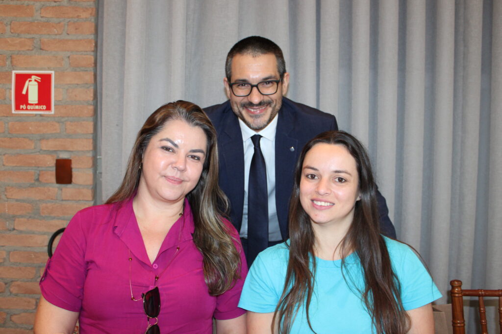 Elisangela Gonzalez e Jessica Reis, da Eurolive Turismo, com Ignacio Palácios, da MSC
