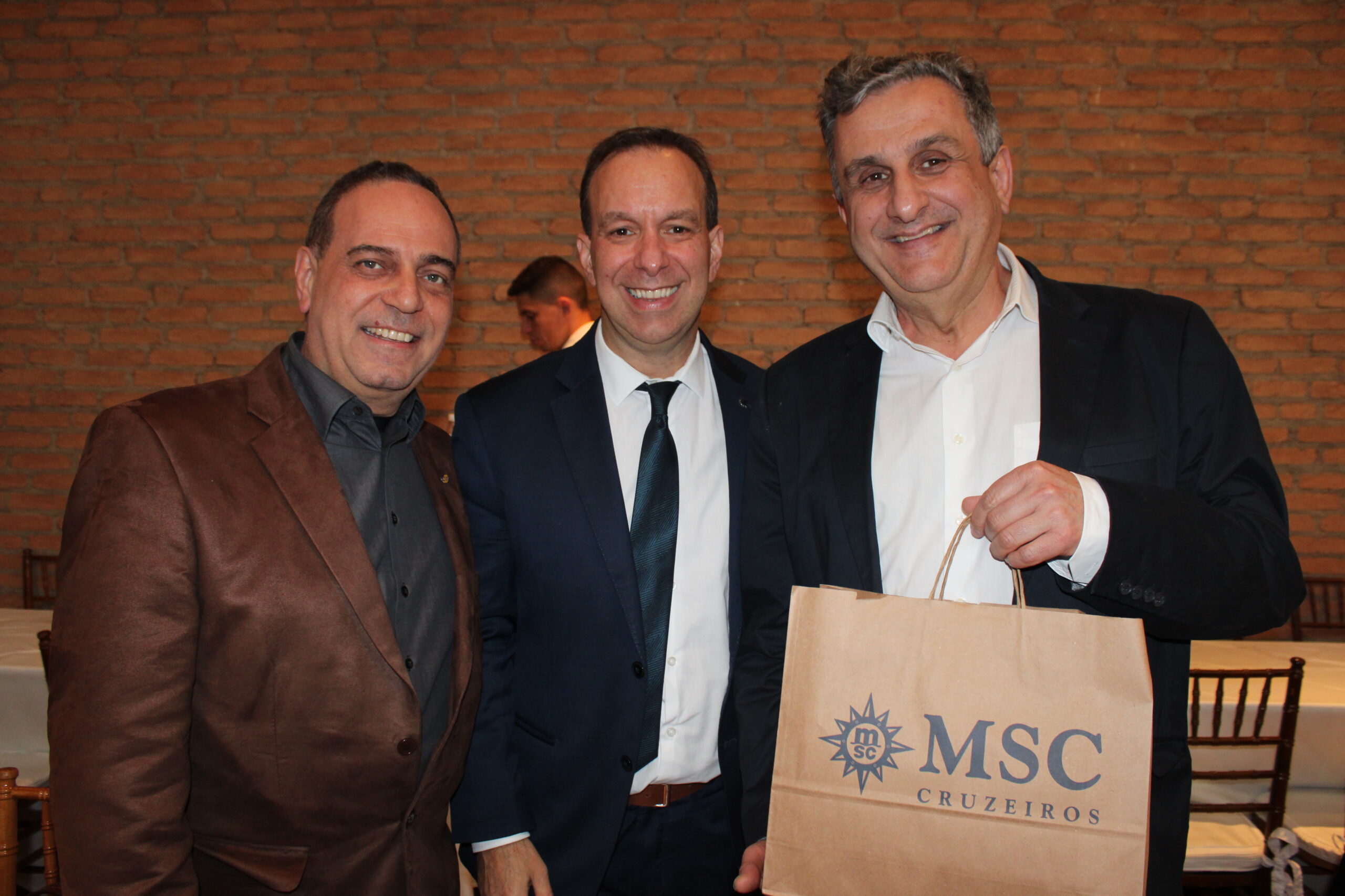 Orlando Palhares, da CVC, Adrian Ursilli, da MSC, e Claiton Armelin, da Agaxtur