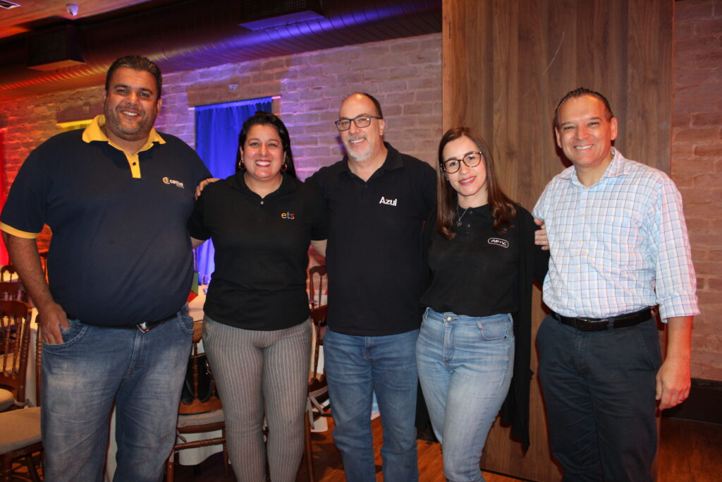 Tiago Fantini, da Cativa, Heloísa Fernandes, da ETS, Ary Xavier, da Azul Viagens, Adriana Aquino, da ViagensPromo, e Vicente Brasil, da Azul Viagens