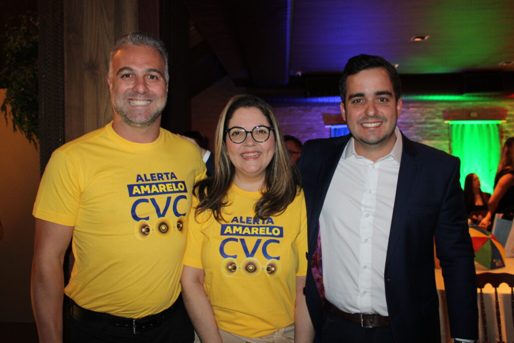 Fabrício Romero e Fernanda Franco, da CVC, com Eduardo Loyo, presidente da Empetur