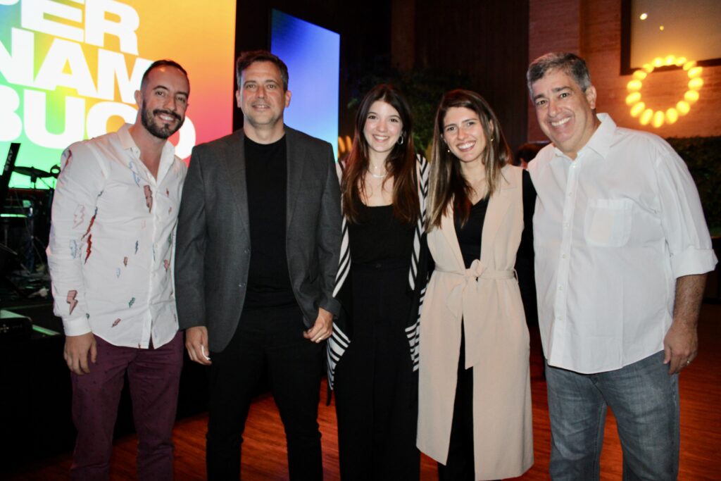 Danilo Alves, César Grandolfo, Isabela Bettini e Letícia Schmitz, da Azul Viagens, com Otaviano Maroja, de Porto de Galinhas CVB