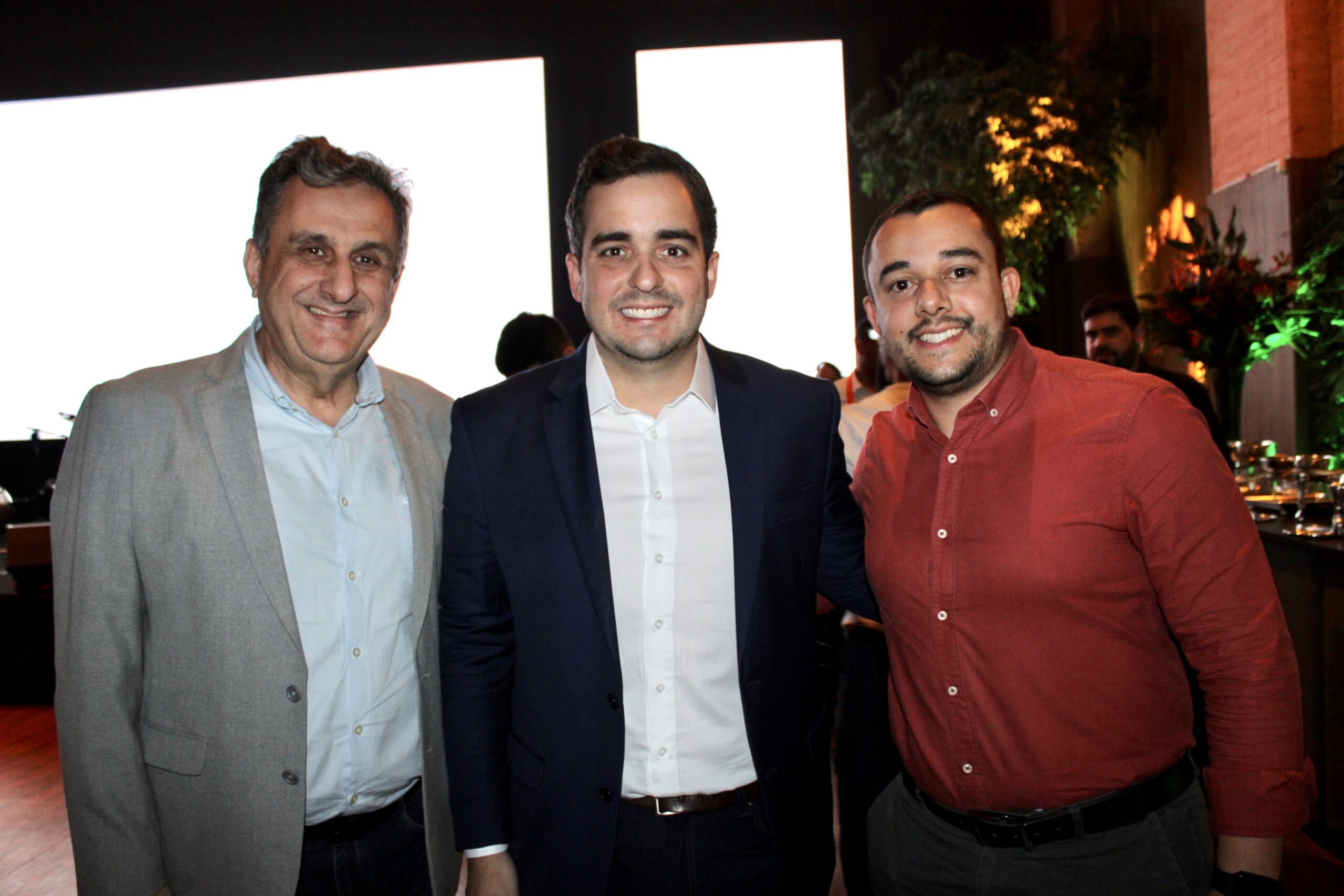 Eduardo Loyo, da Empetur, com Claiton Armelin e Amauri Barbosa, da Agaxtur Eduardo Loyo, da Empetur, com Claiton Armelin e Amauri Barbosa, da Agaxtur
