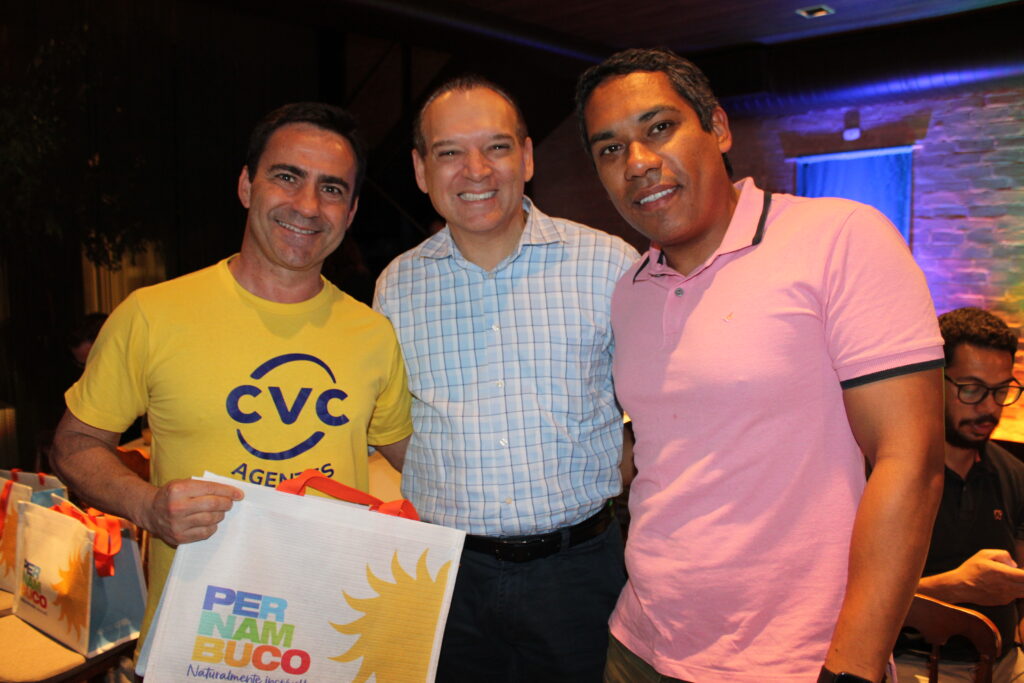 Rogério Mendes, da CVC, Vicente Brasil, da Azul Viagens, e Tiago Silva, da Abreu