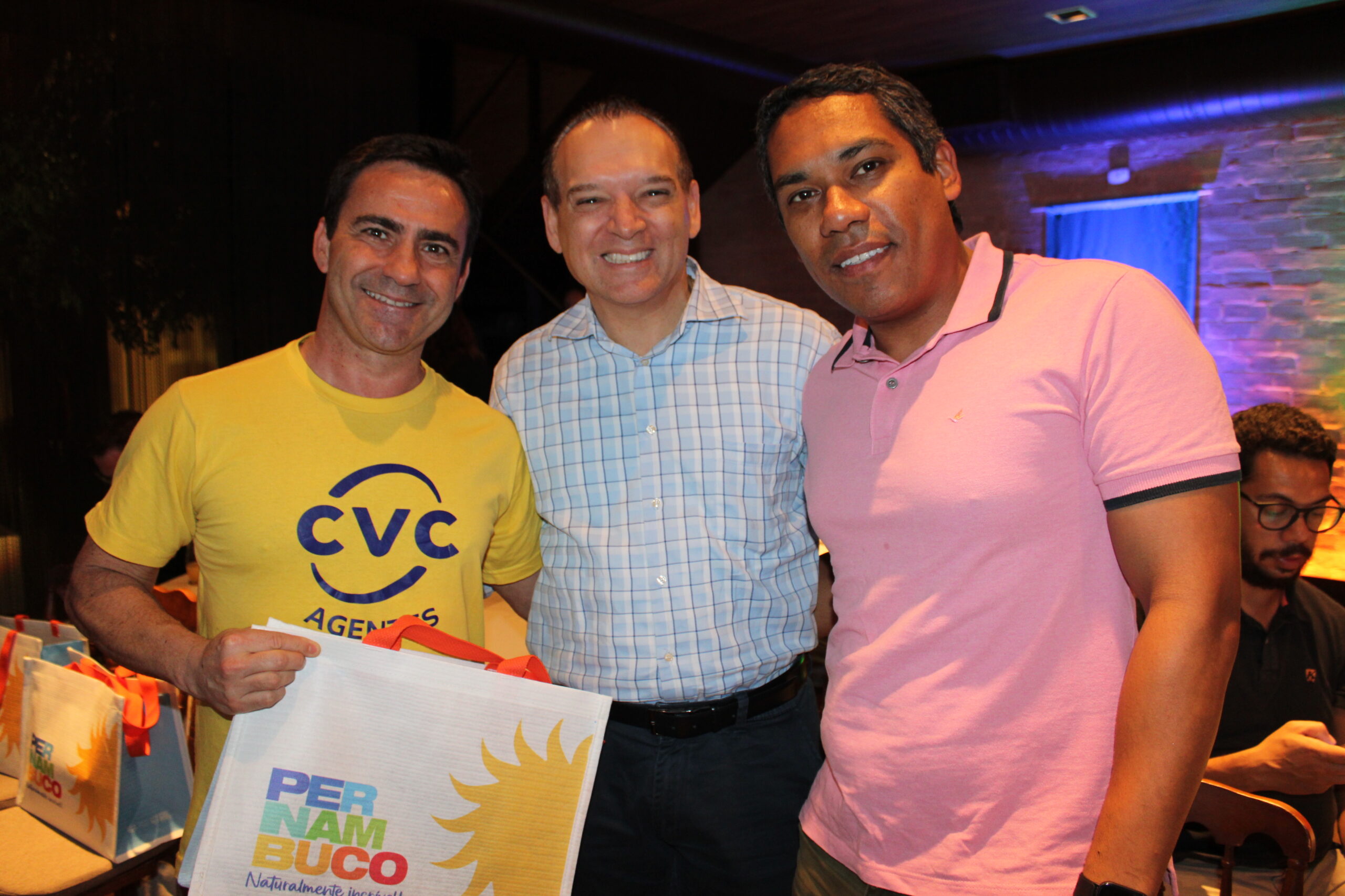Rogério Mendes, da CVC, Vicente Brasil, da Azul Viagens, e Tiago Silva, da Abreu Rogério Mendes, da CVC, Vicente Brasil, da Azul Viagens, e Tiago Silva, da Abreu