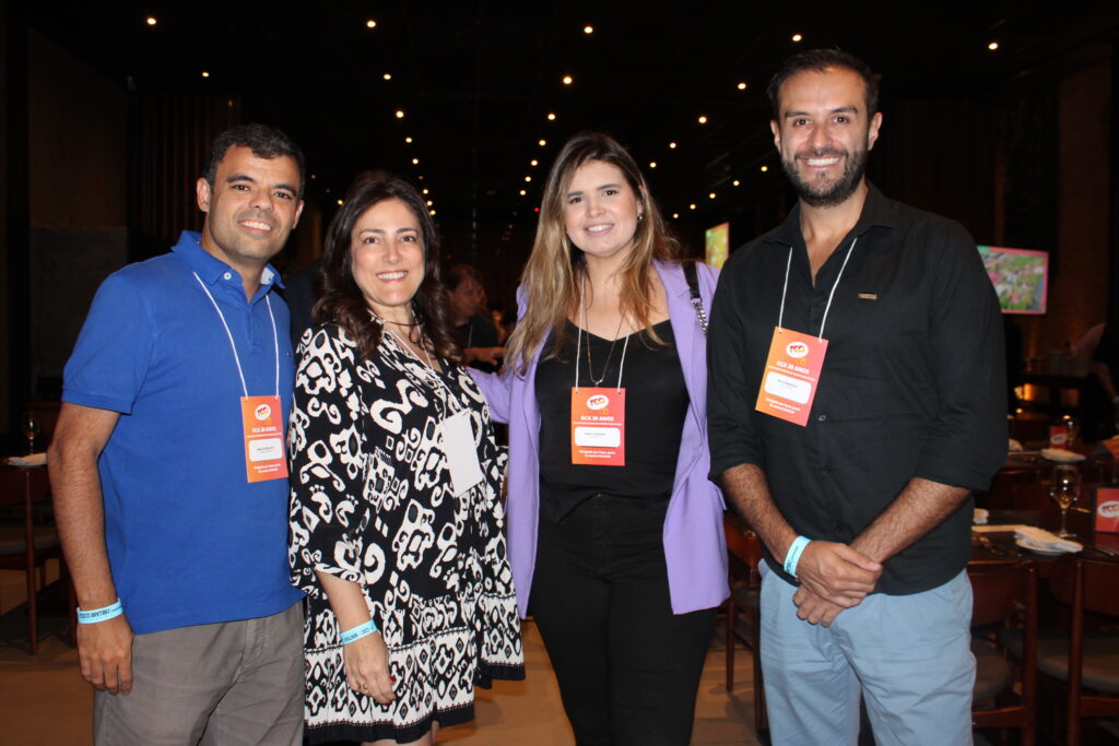 Renato Gonçalves e Gabriella Cavalheiro, da Universal, Maria Fernanda, do Iberostar, e Neto Fernandes, do Visit Orlando