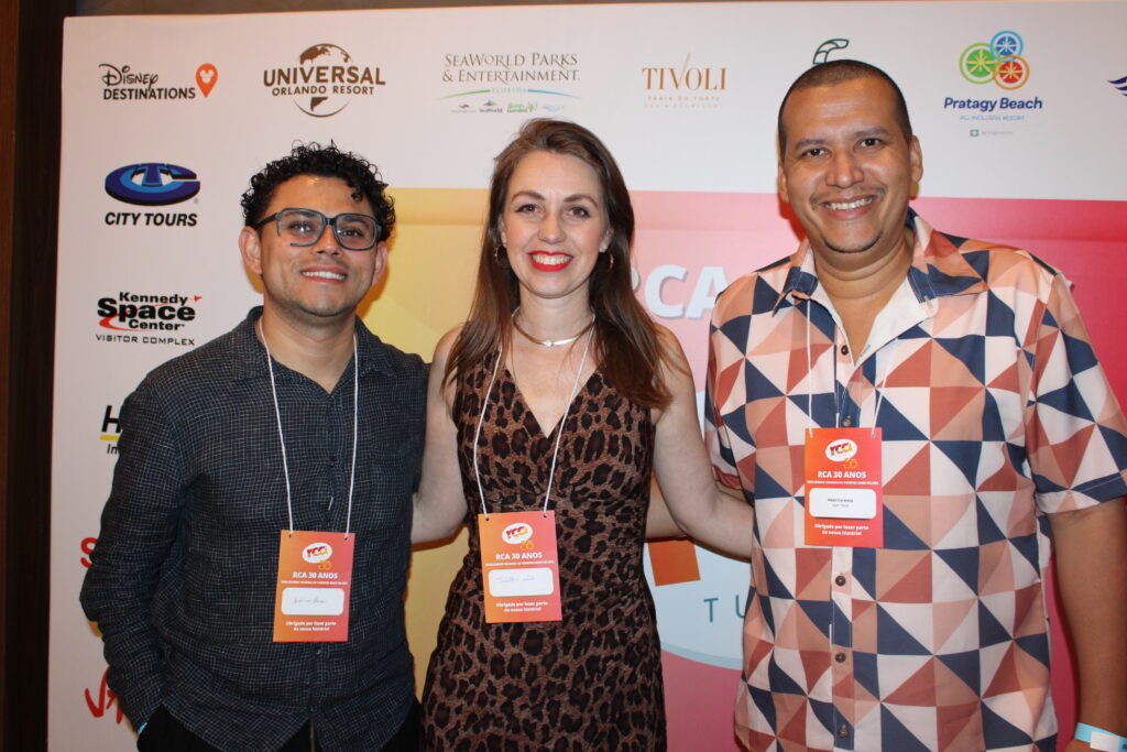 Thalita Leão, da LT Viagens, com Anderson Borges e Marcos Reis, da Gaby Tour