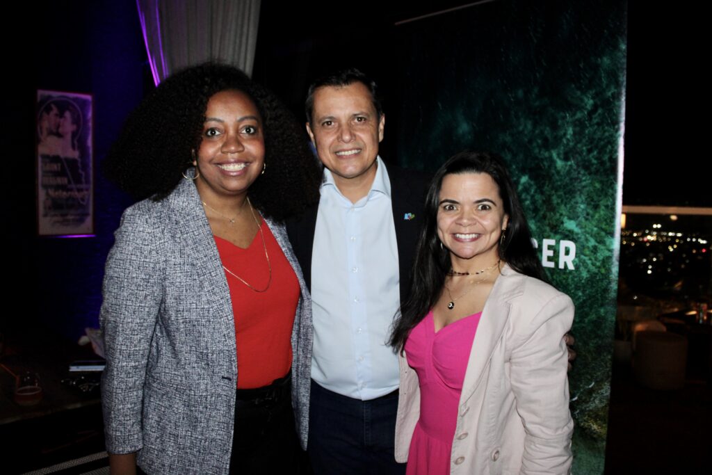 Carlos Barbosa, de Aruba, com Vilmara Souza e Silvana Oliveira, da Agaxtur