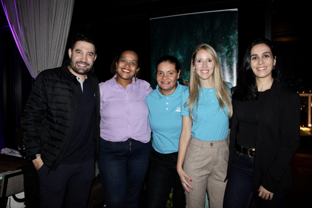 Hugo Lagares, Joice Alselmo, Vilma Paes, Noah Britto e Vivian Amaral, da CVC Corp