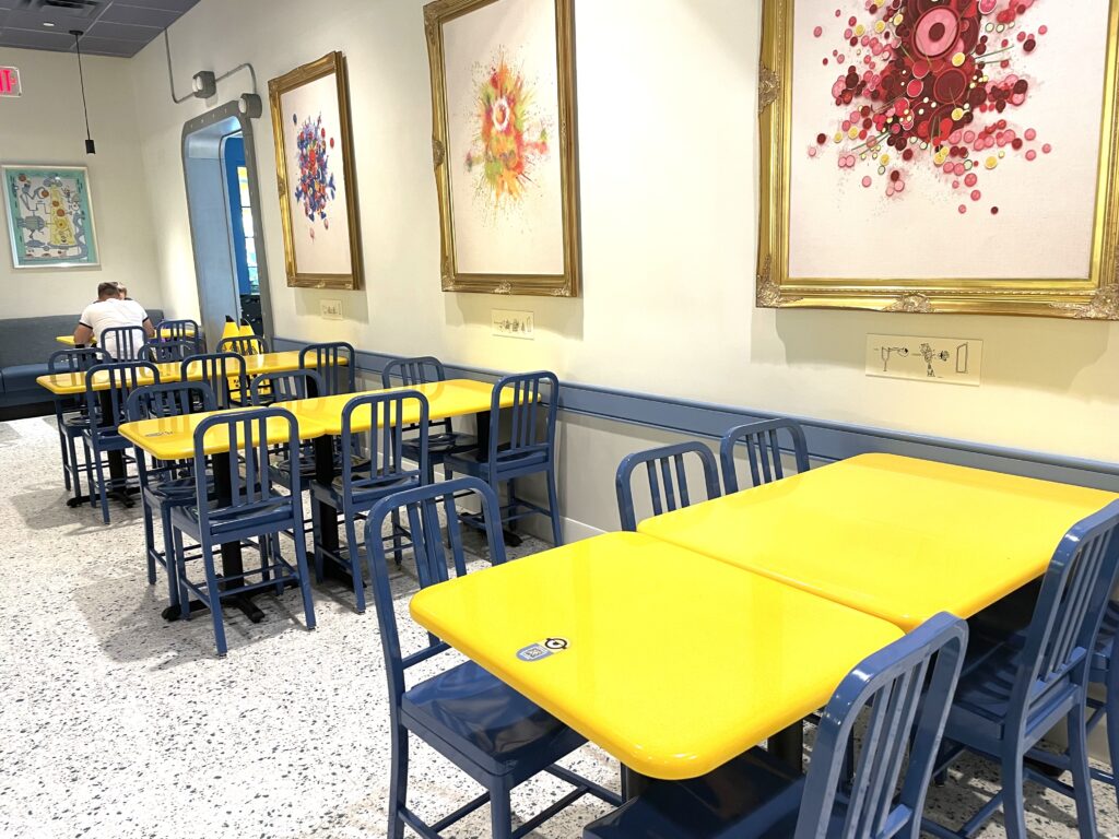 Parte interna do Minion Cafe