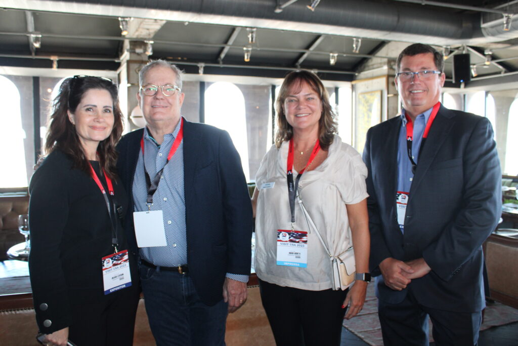 Juliana Leveroni, DT Minich e Anadi Luchetti, de Kissimmee, e Luiz Moura
