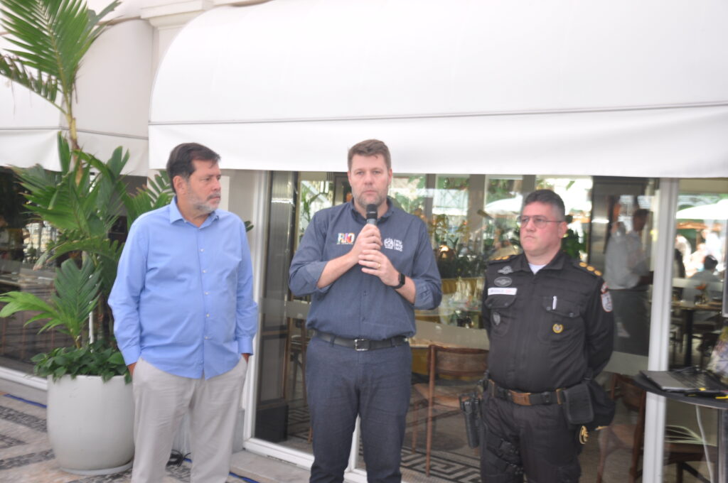 Junto com o comandante PM Segala, Tutuca e Sérgio Ricardo apresentam o Rio de Janeiro aos presentyes Junto com o comandante PM Segala, Tutuca e Sérgio Ricardo apresentam o Rio de Janeiro aos presentyes