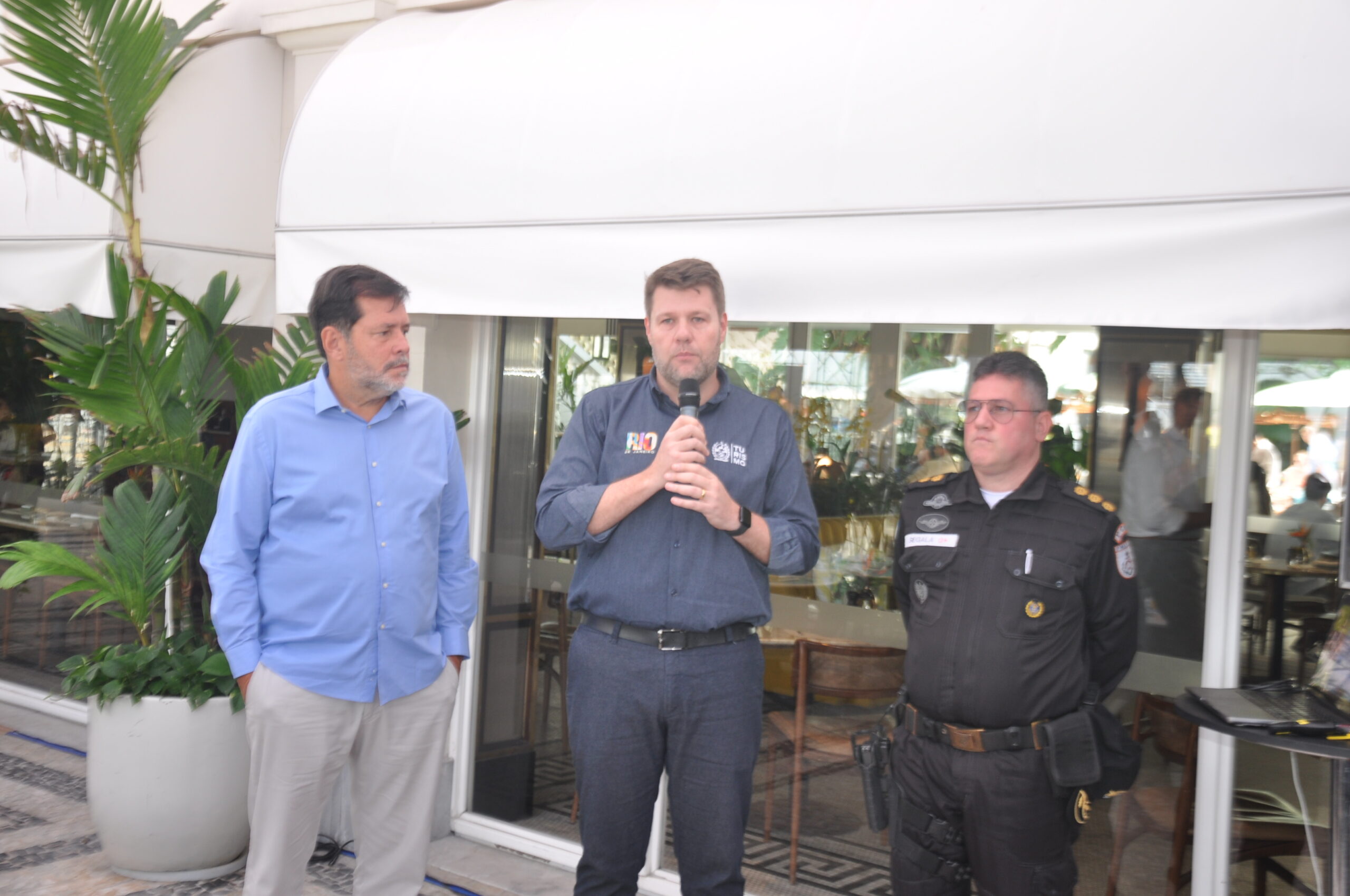 Junto com o comandante PM Segala, Tutuca e Sérgio Ricardo apresentam o Rio de Janeiro aos presentyes Junto com o comandante PM Segala, Tutuca e Sérgio Ricardo apresentam o Rio de Janeiro aos presentyes