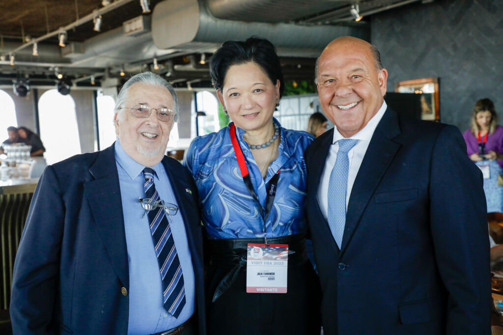 Leslie Benveniste, do Visit Tampa Bay, Júlia Yamanishi, da American Airlines, e Jose Trinca, da Moov Travels