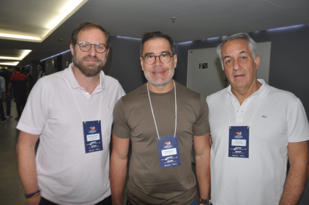 Luciano Guimaraes vice presidente de Negocios Flavio Marques diretor Executivo e Sylvio Ferraz voce presidente de Produto Convenção de Vendas da Flytour reúne times do Rio, Minas e Espírito Santo; veja fotos