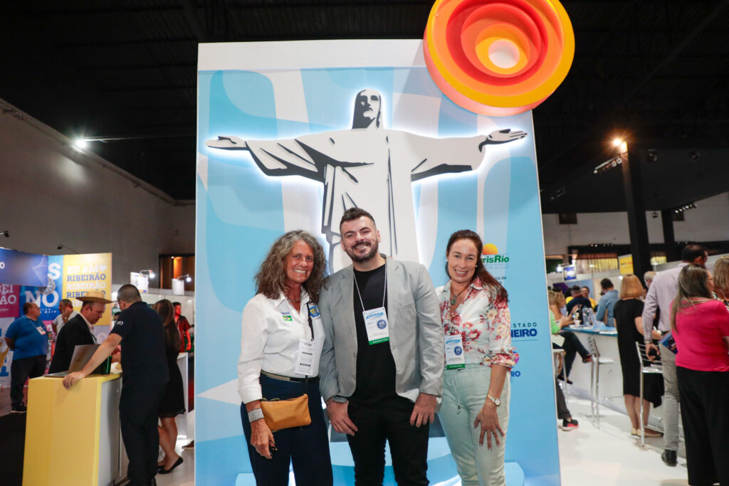 Mari Masgrau, do M&E, Rafael Castro, secretário de turismo de Saquarema, e Daniele Mazzeo, da Setur-Saquarema