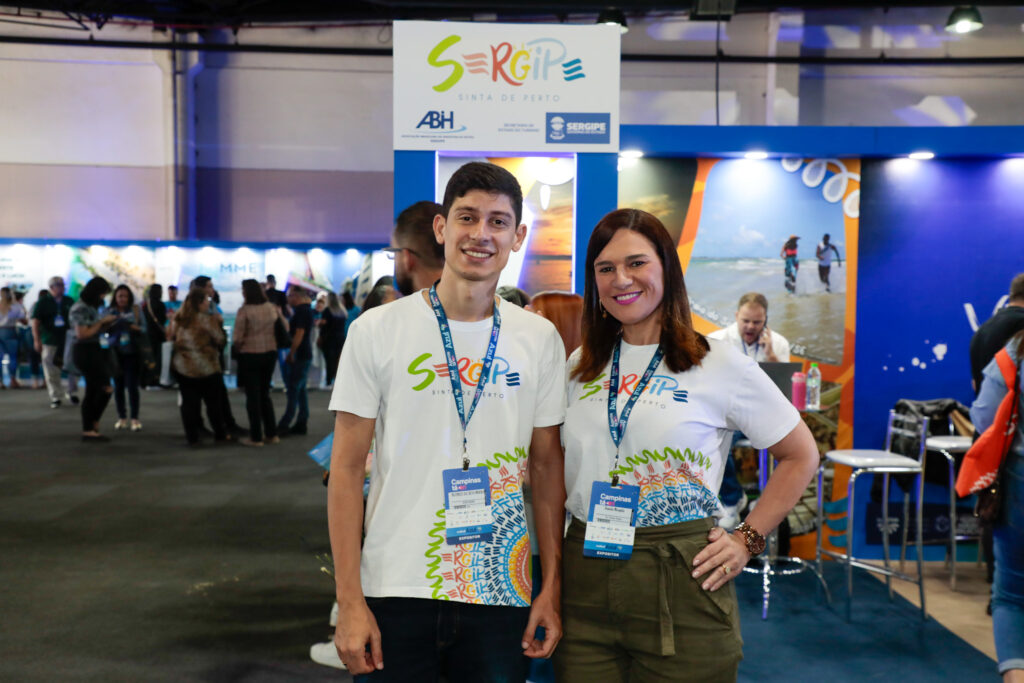 Matheus Moura e Daniela Mesquita, da secretaria de turismo de Sergipe