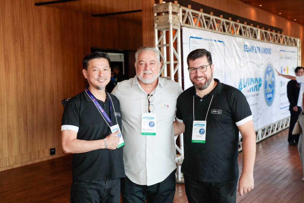 Michael Barkoczy , da ETS, entre Valter Onishi e Renato Alves, da ViagensPromo