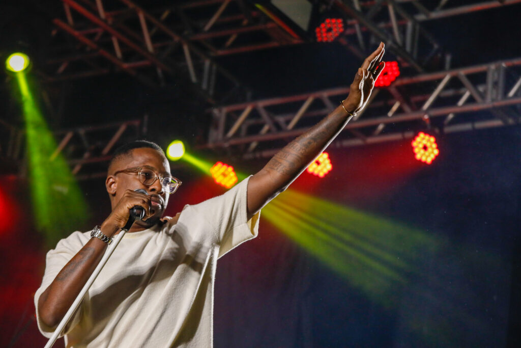 Mumuzinho durante o show na Avirrp Show de Mumuzinho leva experiência temática do Rio de Janeiro para Brasília