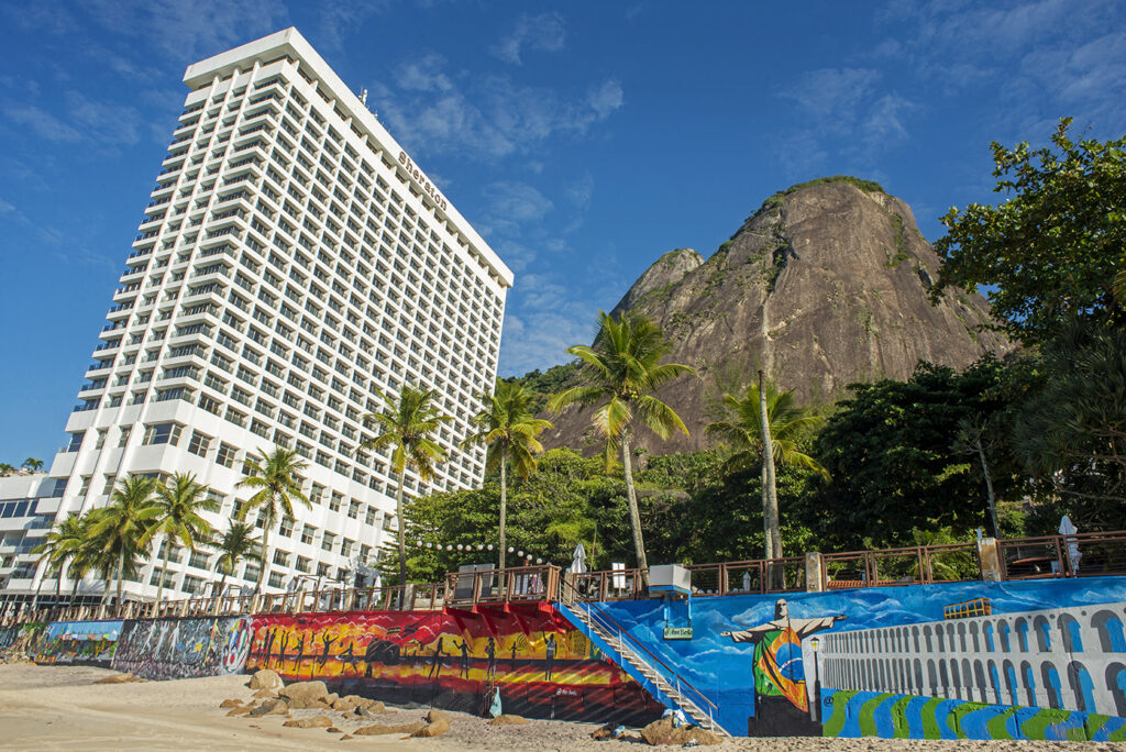 Sheraton Grand Rio revitaliza muro da Prainha do Vidigal em frente ao resort
