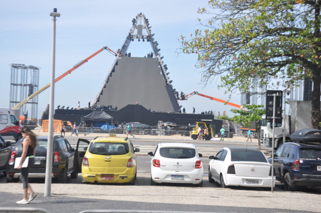 Palco-Escultura nas areias de Copacabana Palco-Escultura nas areias de Copacabana