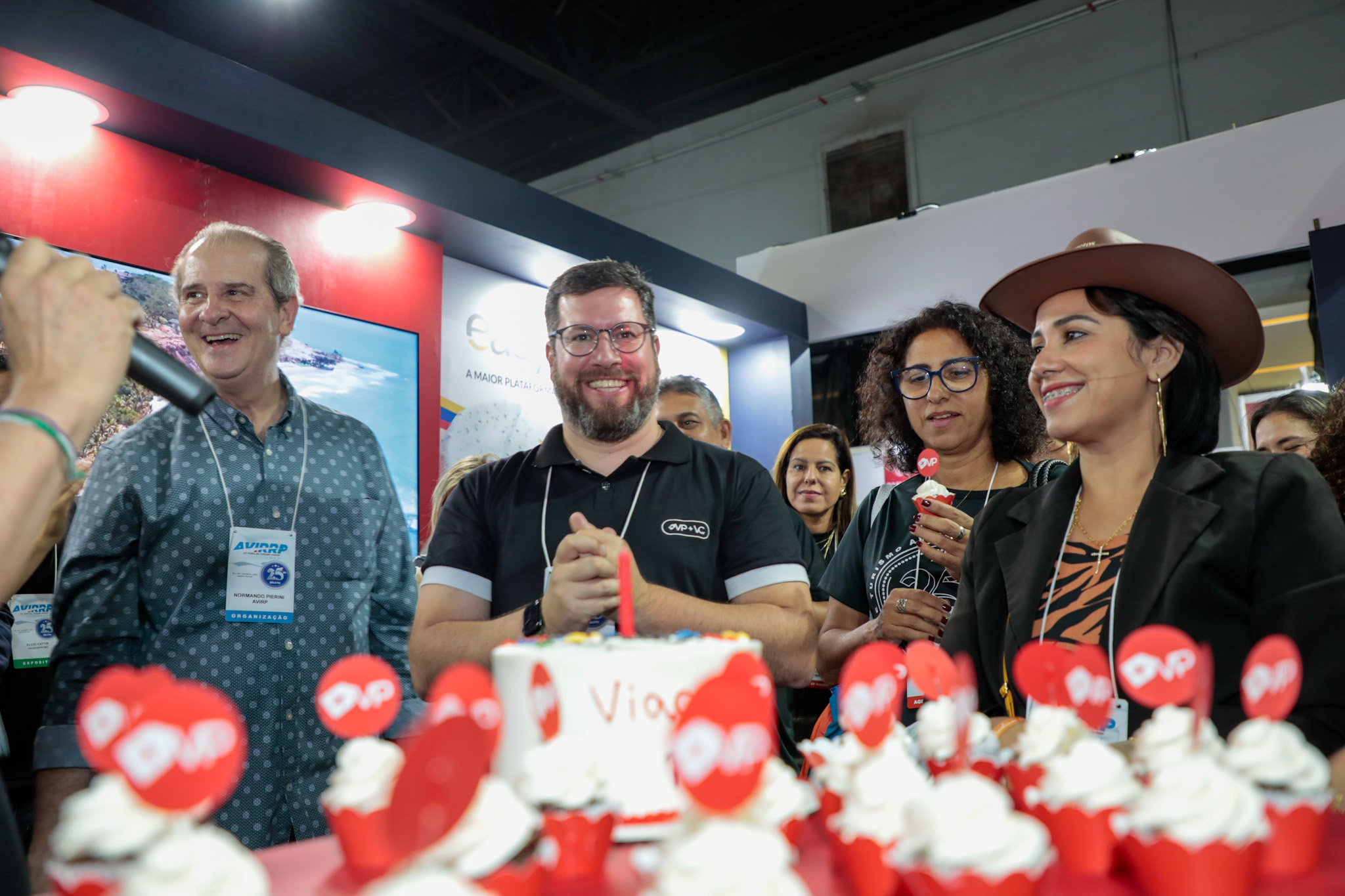 Renato Alves, da ViagensPromo, comemorou o seu aniversário durante o primeiro dia de feira Renato Alves, da ViagensPromo, comemorou o seu aniversário durante o primeiro dia de feira