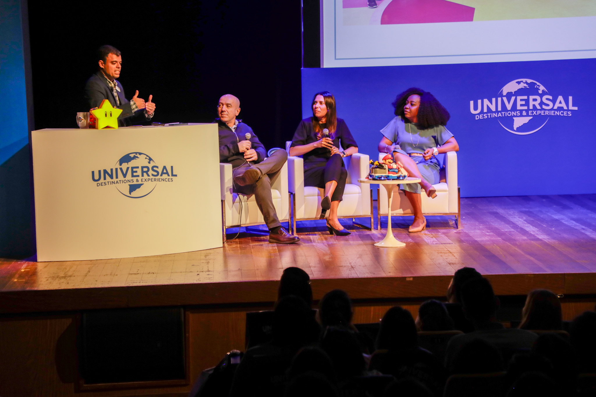 Renato Gonçalves, da Universal, Ronnie Correa, da Abreu, Fernanda Paranhos, da CVC Corp, e Vilmara Souza, da Agaxtur Renato Gonçalves, da Universal, Ronnie Correa, da Abreu, Fernanda Paranhos, da CVC Corp, e Vilmara Souza, da Agaxtur