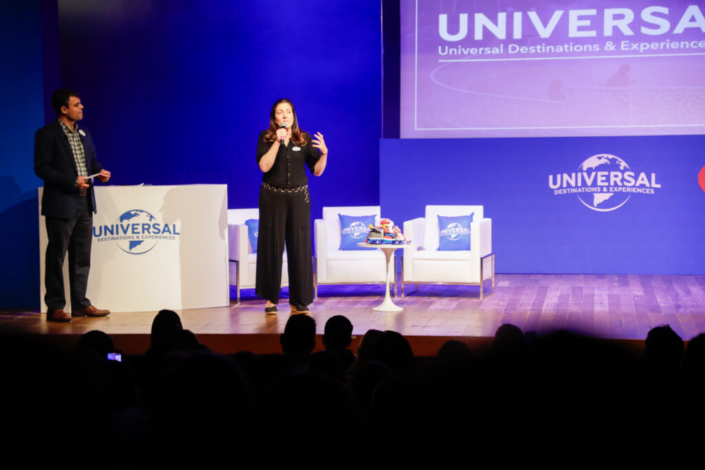Renato Goncalves e Gabriella Cavalheiro da Universal Universal and U destaca ingressos, atrações, hotéis e novidades da Universal nos EUA