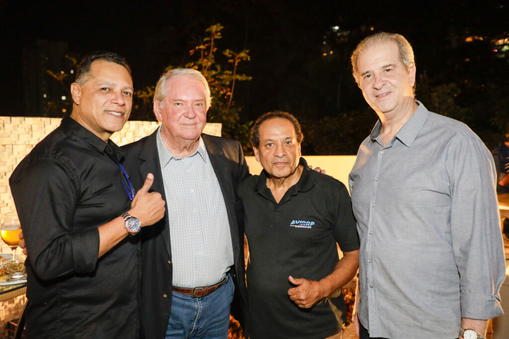 Roy Taylor, CEO do M&E, com Edir Lopes, César Aveiro e Normando Pierini, da Avirrp